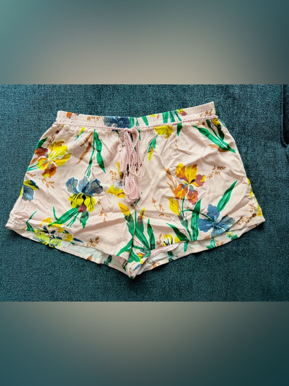 Sadie & Sage | Peach Floral Shorts | Size Large